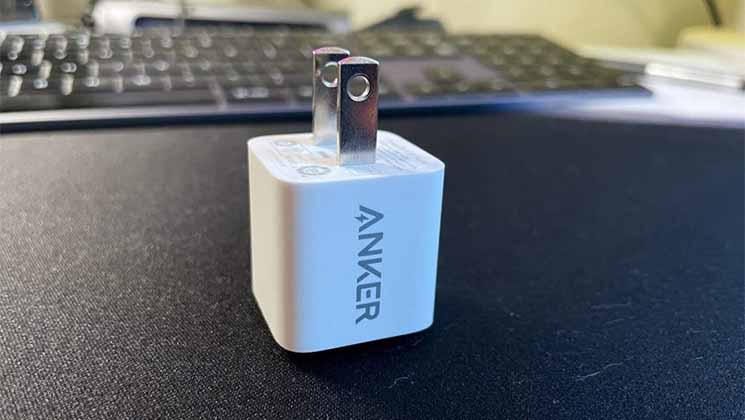Anker PowerPort III Nano بهترین شارژر برای گوشی سامسونگ