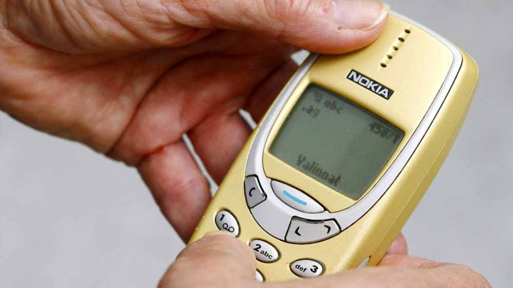 گوشی نوکیا 3310 در دست