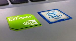 برچسب‌های کارت گرافیک انویدیا GeForce و اینتل Core i7 روی لپ تاپ