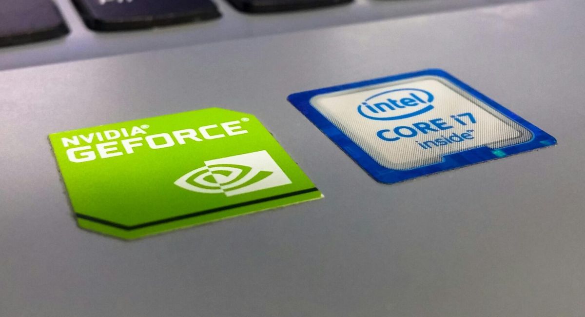 برچسب‌های کارت گرافیک انویدیا GeForce و اینتل Core i7 روی لپ تاپ