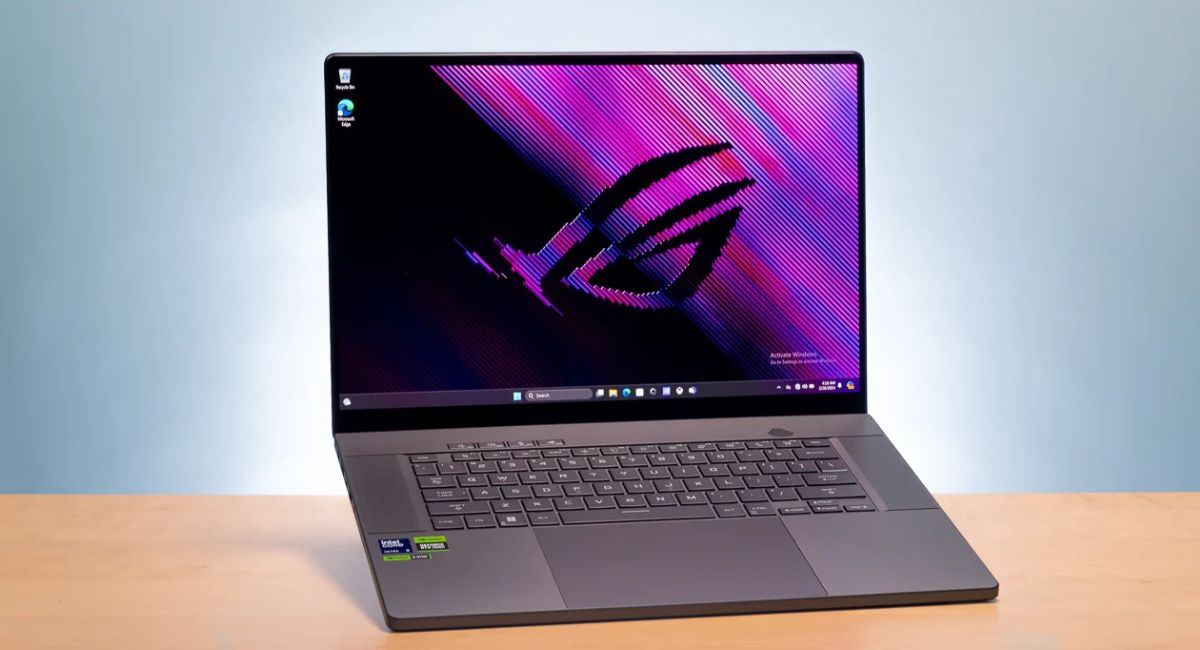 لپ تاپ ASUS ROG Zephyrus G16 2024 روی میز چوبی کمرنگ