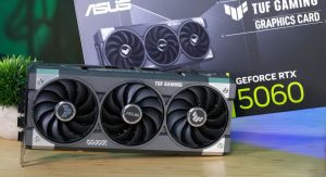 کارت گرافیک RTX 5060 نسخه TUF Gaming با بسته‌بندی روی میز چوبی