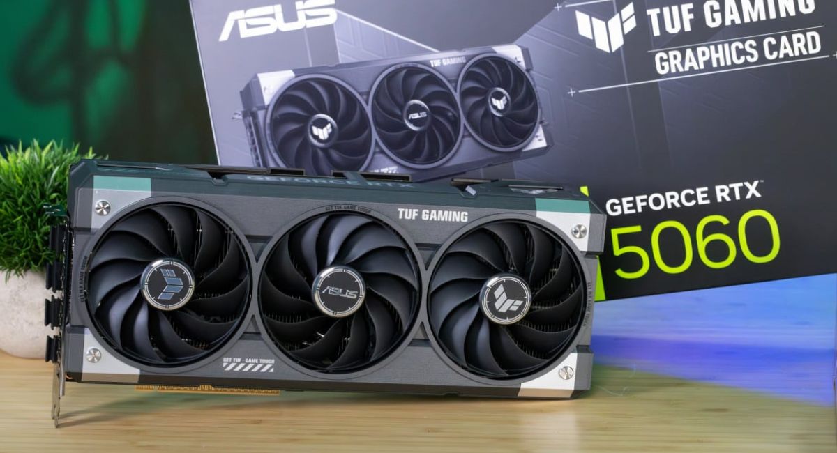 کارت گرافیک RTX 5060 نسخه TUF Gaming با بسته‌بندی روی میز چوبی