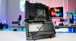 مادربرد Asus ROG Maximus Z890 Hero روی میز سفید با ستاپ گیمینگ در پس‌زمینه