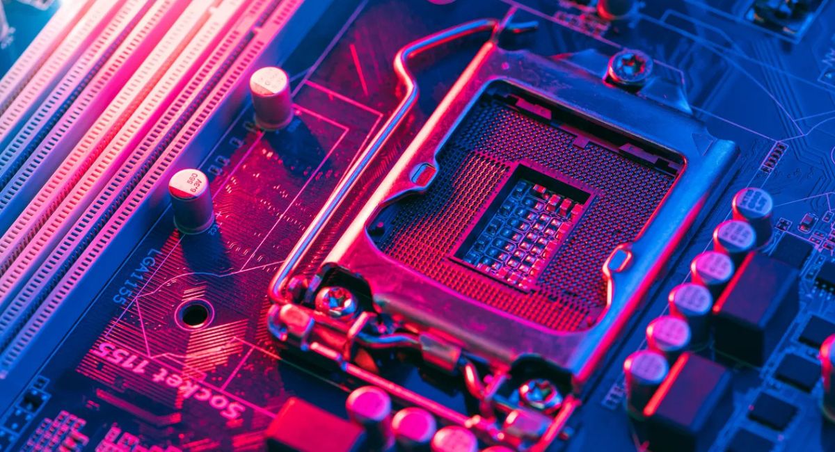 نمای نزدیک از سوکت پردازنده مادربرد با نورپردازی نئونی