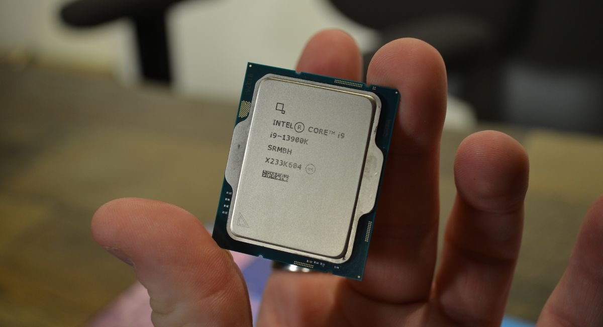 پردازنده Intel Core i9-13900K در دست یک نفر