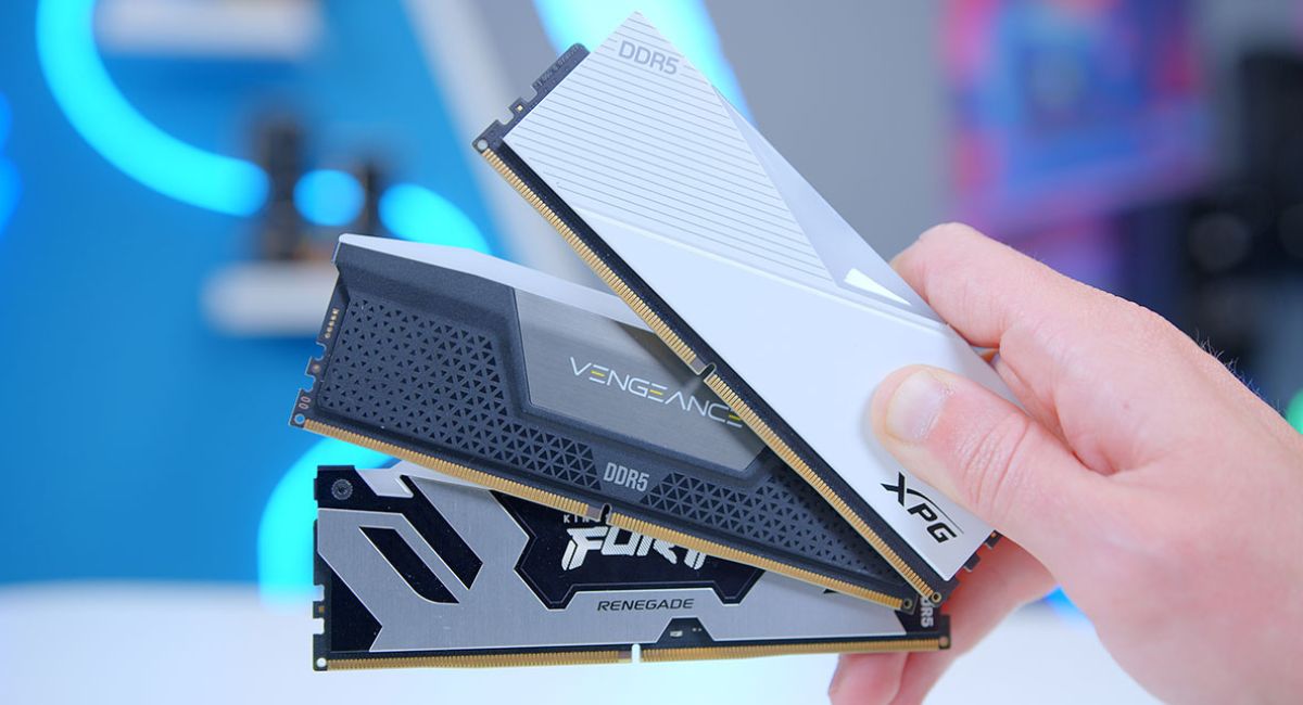 رم‌های Fury ،Vengeance و XPG مدل DDR5 در دست یک نفر