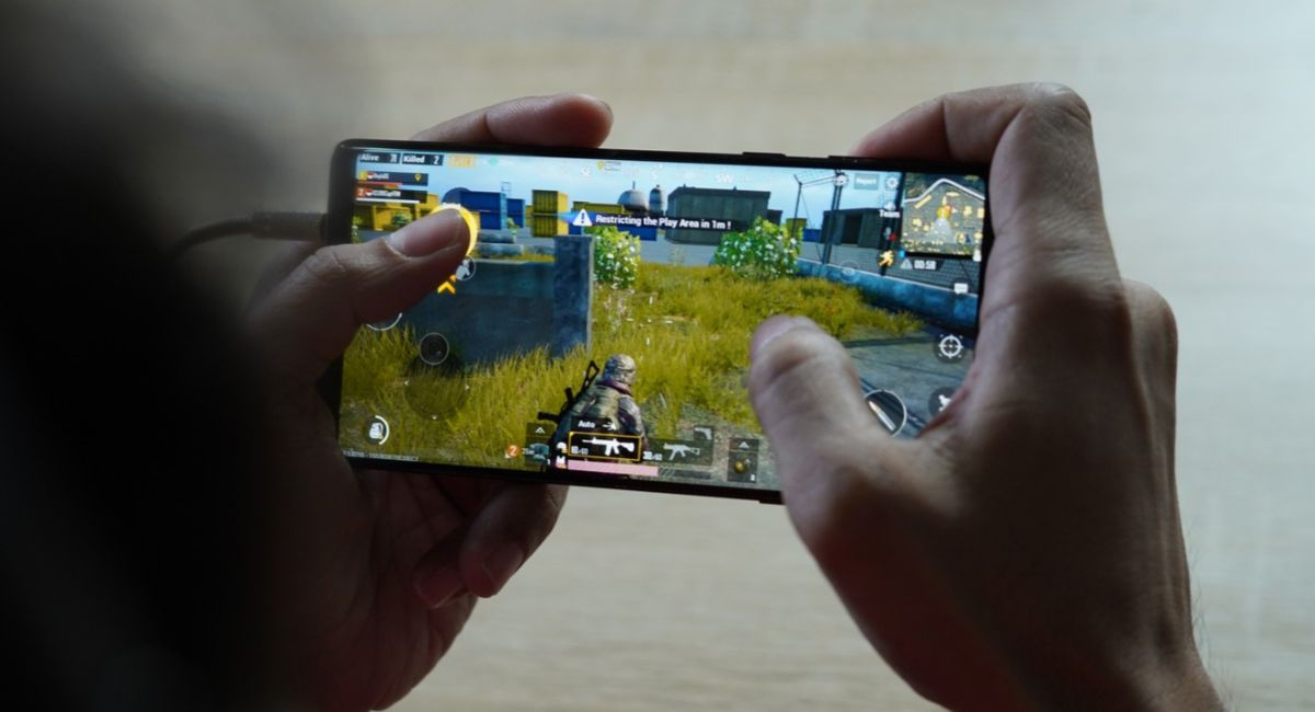 یک نفر در حال تجربه بازی PUBG Mobile روی گوشی موبایل اندرویدی