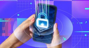 گوشی هوشمند با آیکون قفل در حال درخشش روی صفحه در دست یک زن با پس‌زمینه دیجیتال بنفش