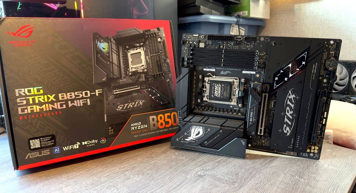 مادربرد ASUS ROG Strix B850-F Gaming Wi-Fi در کنار جعبه‌اش