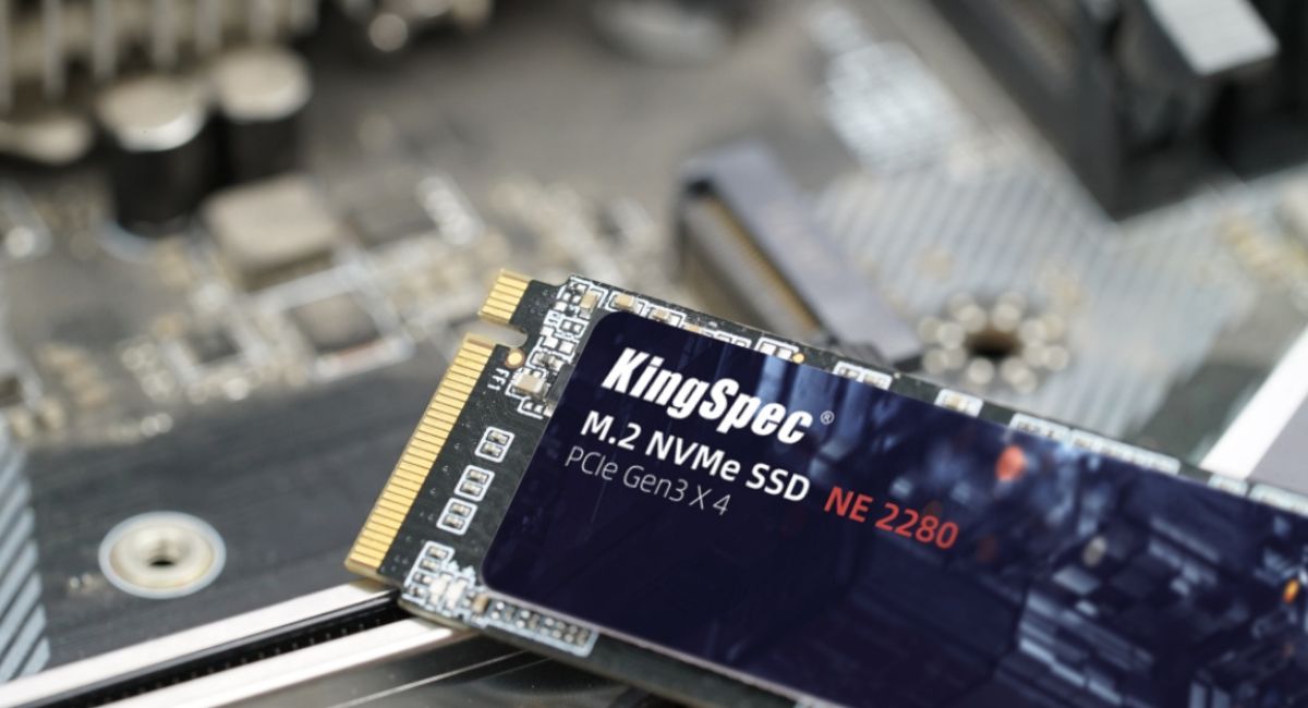 نمای نزدیک از یک هارد SSD کینگ اسپک از نوع PCIe Gen 3 M.2 NVMe با یک مادربرد در پس‌زمینه