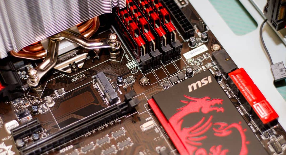 نمای نزدیک از یک مادربرد گیمینگ MSI