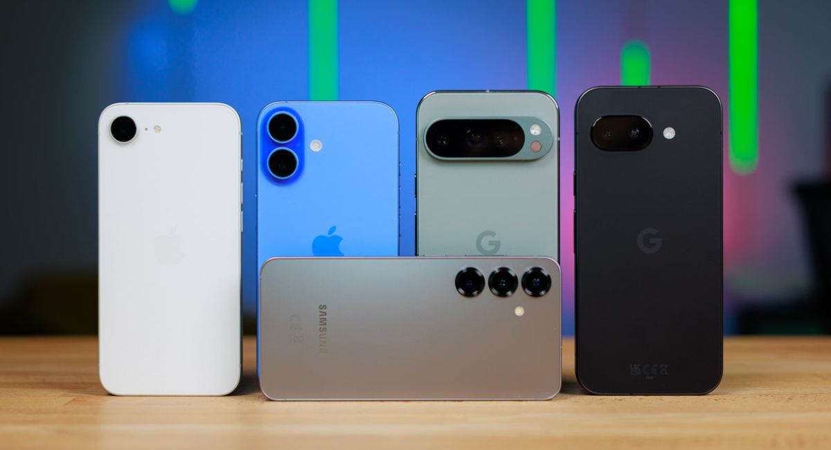 گوشی موبایل گوگل، آیفون و سامسونگ روی میز چوبی