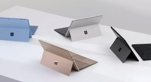 مدل‌های مشکی، نقره‌ای، آبی و شنی لپ تاپ سرفیس پرو روی میز مینیمال سفید