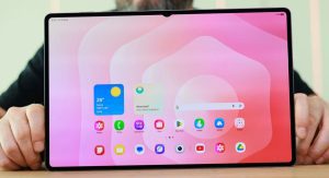 تبلت گلکسی تب S11 اولترا سامسونگ در دست یک نفر جلوی دوربین